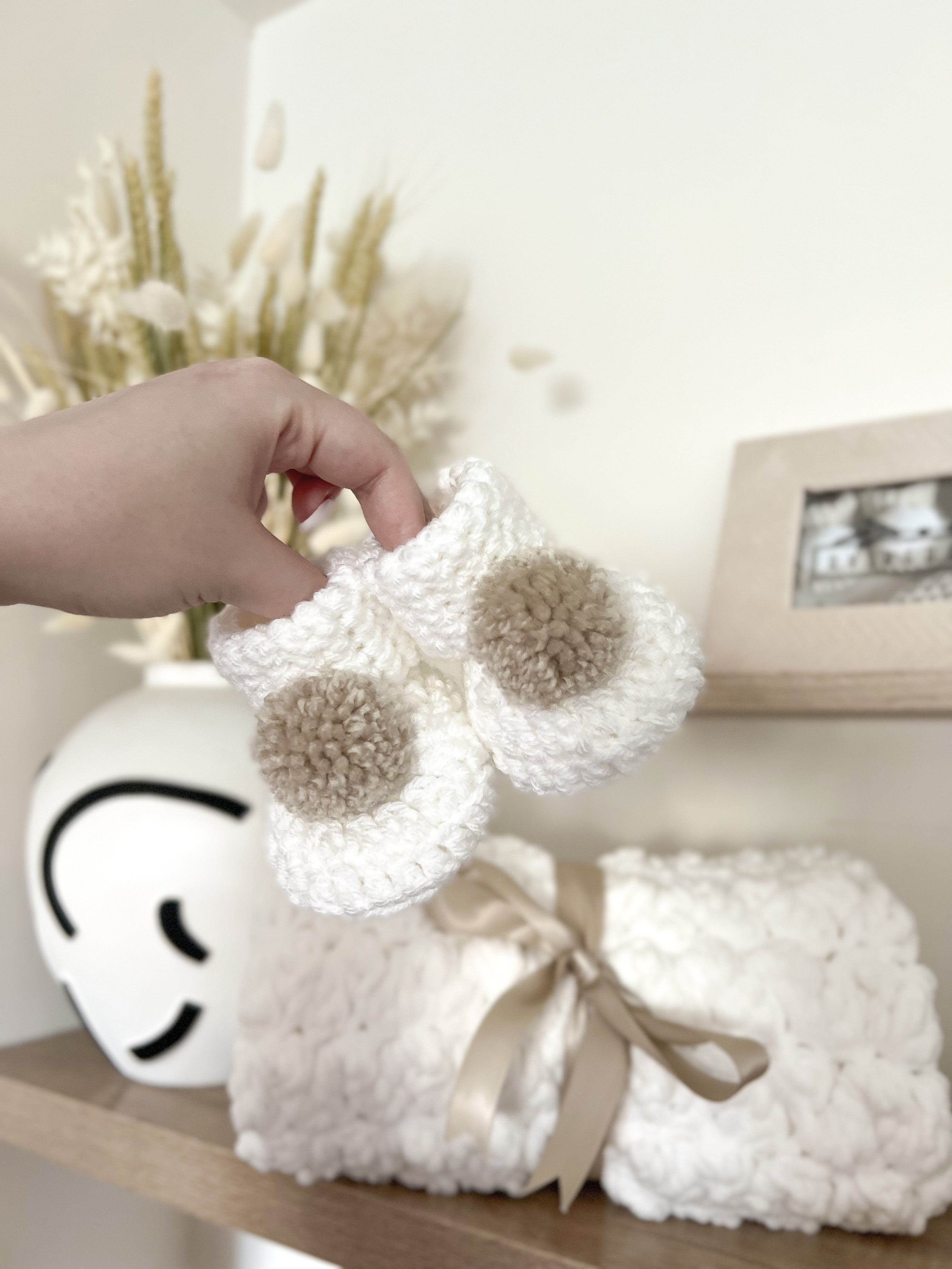 Pom pom baby booties best sale